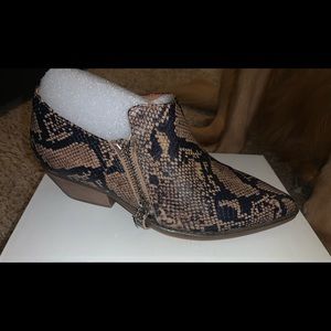 Chelsea & Violet. Size 8.5. NEW. Snake print.